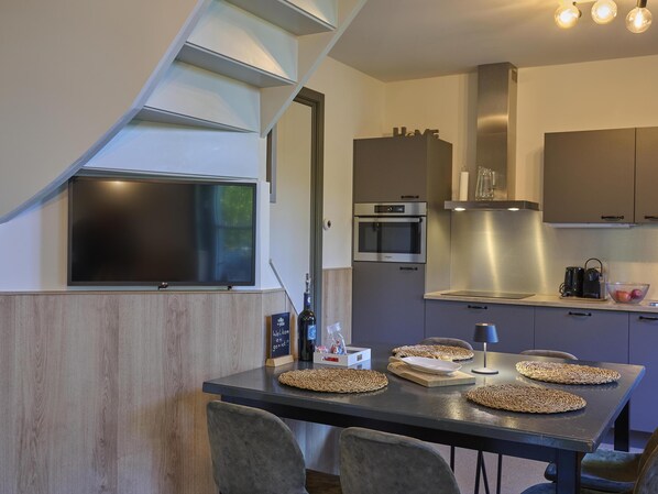 Een koelkast, een magnetron, een kookplaat, een vaatwasser