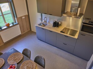 Kühlschrank, Mikrowelle, Herdplatte, Geschirrspüler
