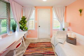 4 Schlafzimmer, Schreibtisch, Bügeleisen/Bügelbrett, Reisekinderbett