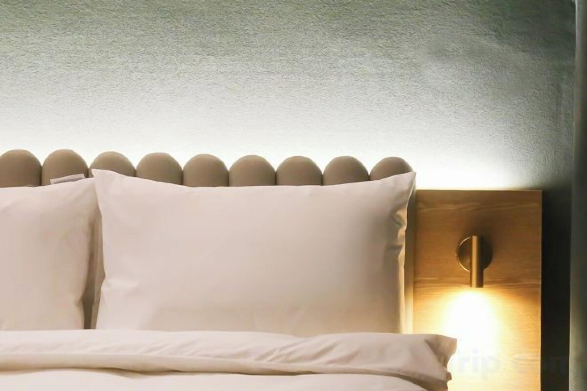 Desk, laptop workspace, WiFi (free), bed sheets