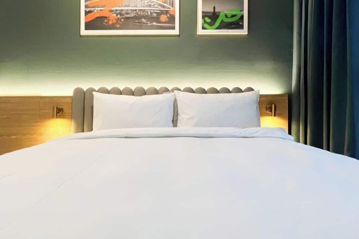 Desk, laptop workspace, free WiFi, bed sheets