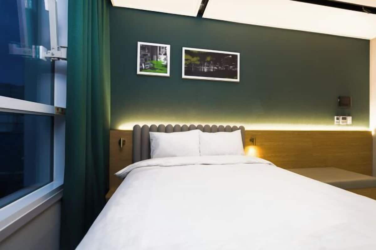 Desk, laptop workspace, free WiFi, bed sheets