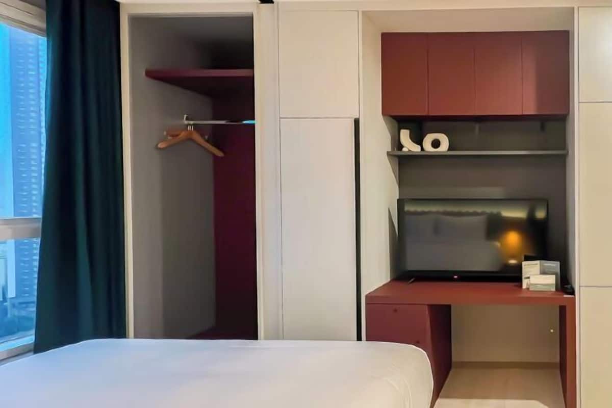 Desk, laptop workspace, free WiFi, bed sheets
