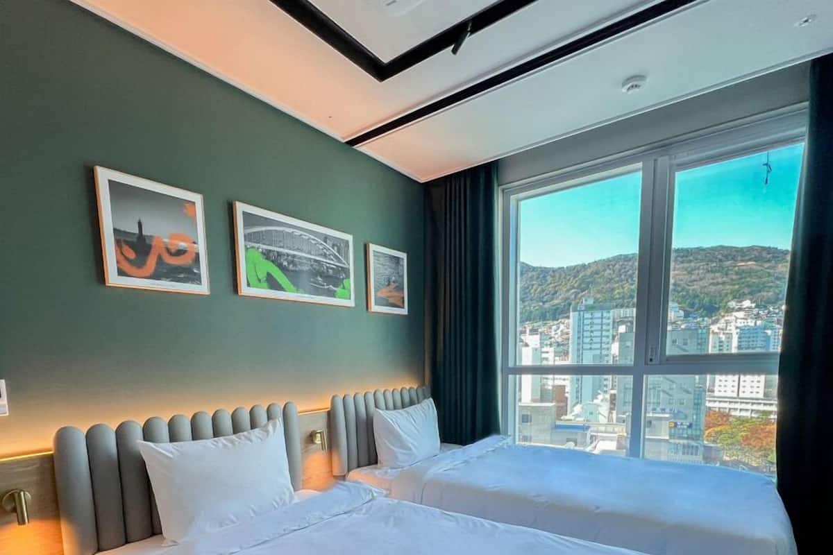 Standard Twin Room | Desk, laptop workspace, free WiFi, bed sheets