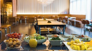 Un buffet proposant une variété de plats et un lustre dans l’espace réservé aux repas.