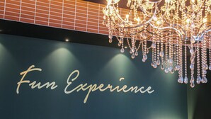 Une enseigne avec le texte « Expérience amusante » écrit en lettres dorées sur un fond sombre.