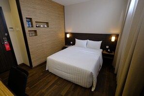 Chambre Double Standard, 1 grand lit | Coffres-forts dans les chambres, bureau