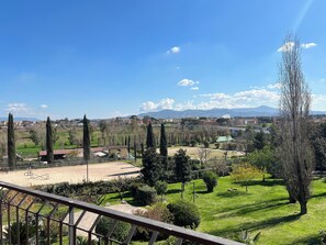 Property grounds - Apartment surrounded by greenery with a view of the riding stables. With meter at 30m.  (Roma)