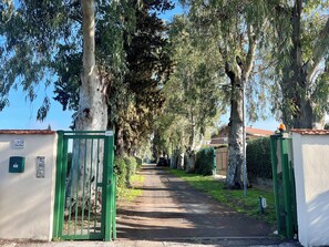 Property grounds - Apartment surrounded by greenery with a view of the riding stables. With meter at 30m.  (Roma)