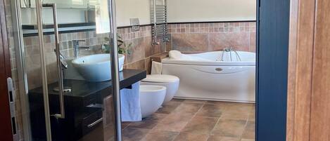 Suihku, hiustenkuivaaja, bidee, pyyhkeet