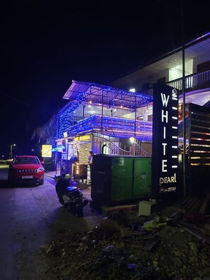A building with a sign that reads 'WHITE DEAR'. - White Pearl Home Stay (Port Blair)