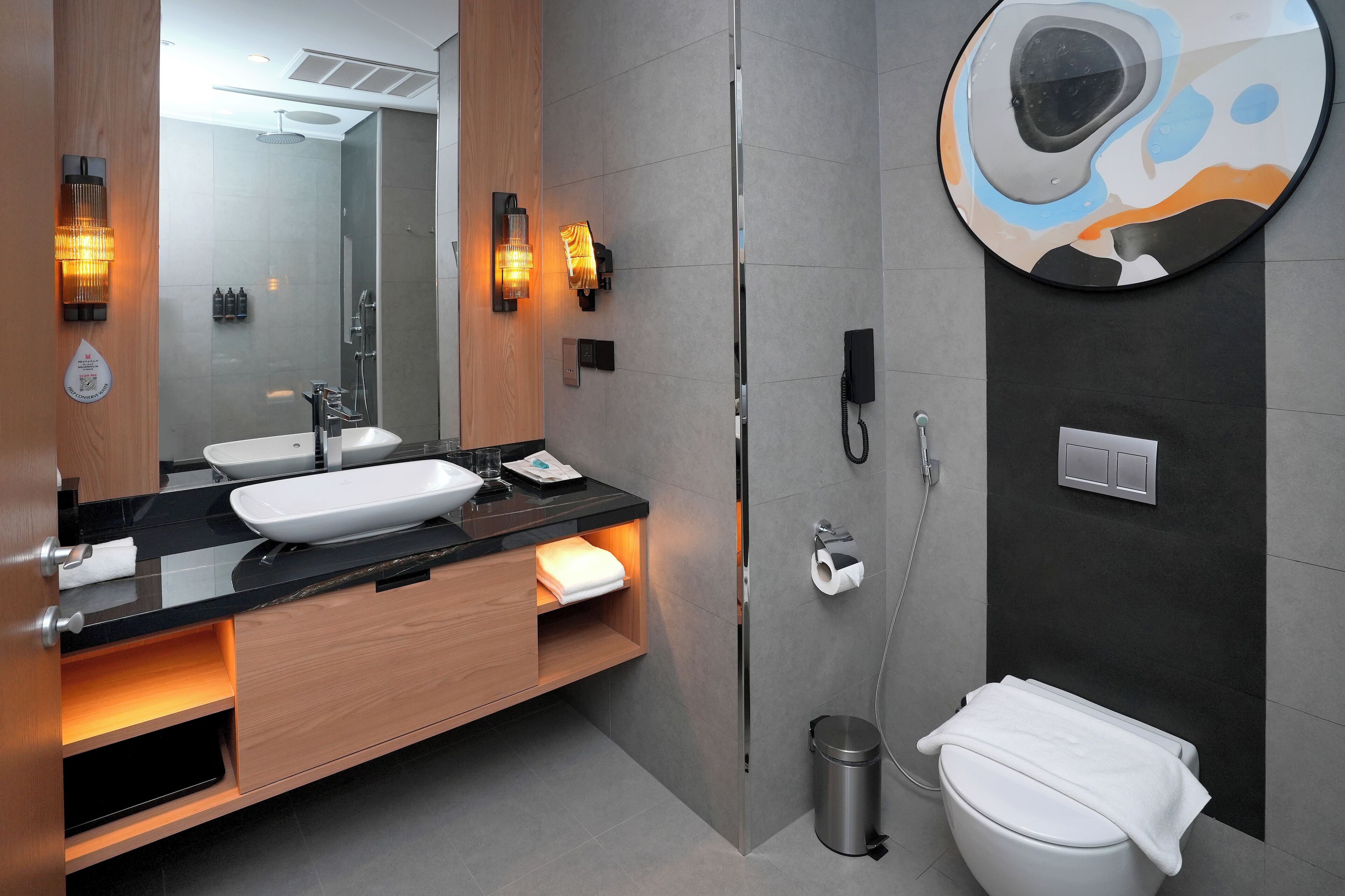 Douche, sèche-cheveux, chaussons, bidet