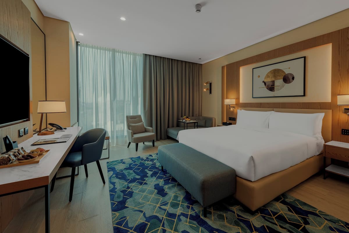 Executive Room, 1 King Bed | Minibar, soundproofing, iron/ironing board, free cribs/infant beds