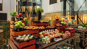 Un'attrezzatura per buffet con diversi piatti e un elemento decorativo al centro.