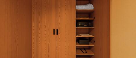 Een houten kast met meerdere planken en een magnetron.