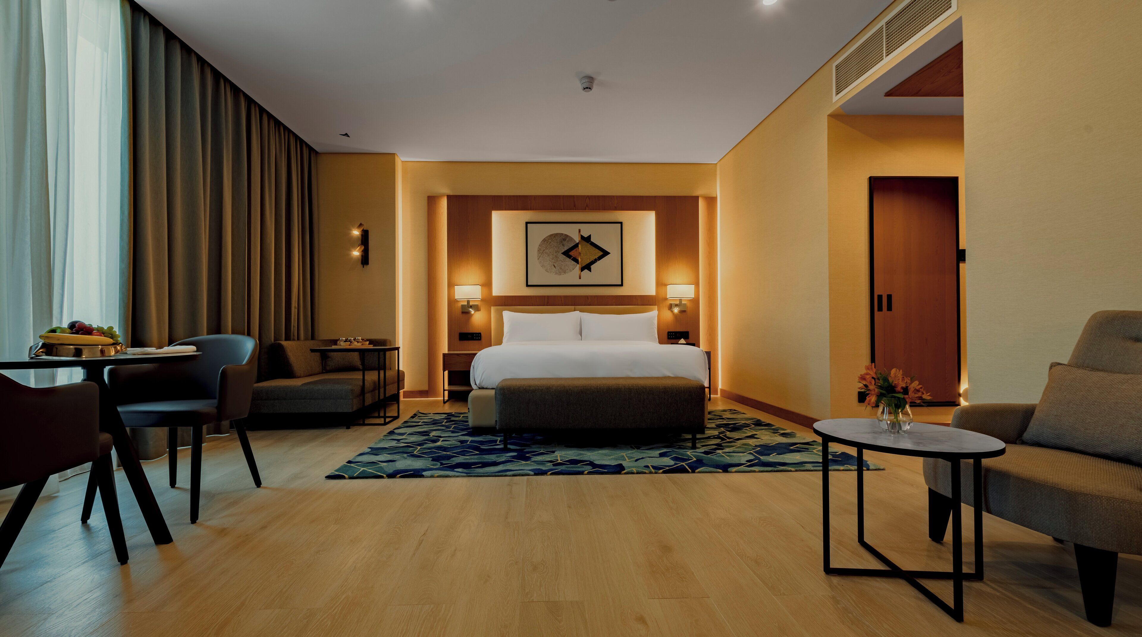 Junior Suite, 1 King Bed | Minibar, soundproofing, iron/ironing board, free cribs/infant beds