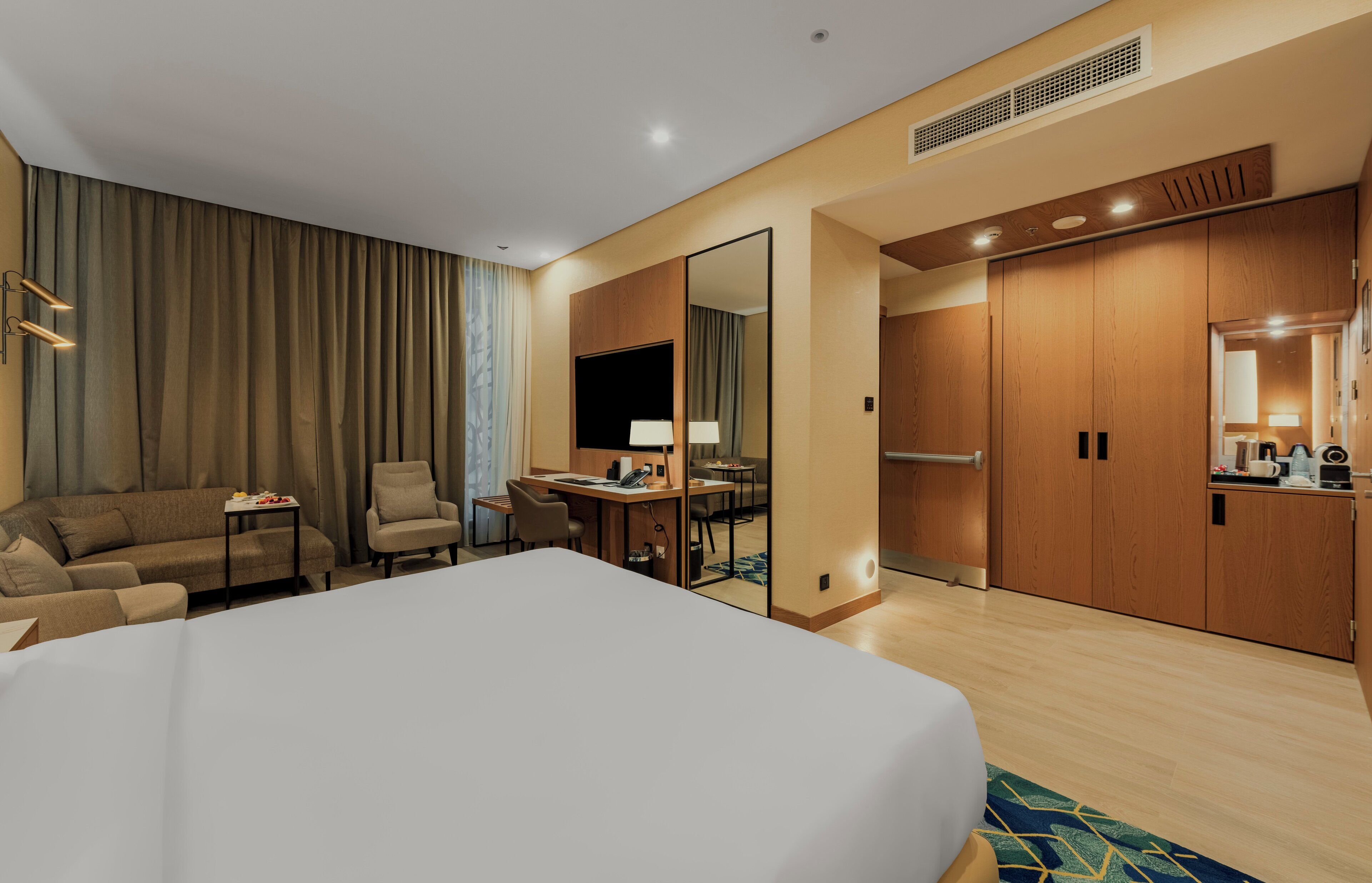 Deluxe Double Room, 1 King Bed | Minibar, soundproofing, iron/ironing board, free cribs/infant beds