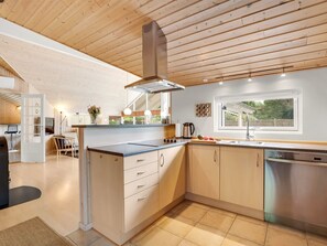 Kjøleskap, mikrobølgeovn, oppvaskmaskin og kjøkkenutstyr