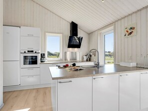 Kühlschrank, Geschirrspüler, Kochgeschirr/Geschirr/Besteck