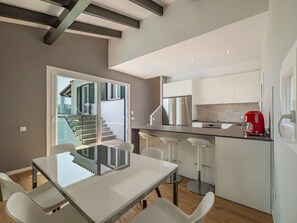 Jääkaappi, mikroaaltouuni, uuni, astianpesukone