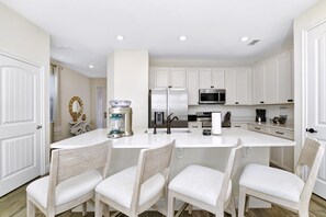 Een koelkast, een oven, een kookplaat, een vaatwasser