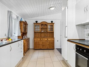 Kylskåp, mikrovågsugn, ugn och diskmaskin