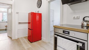 Kaffetrakter/tekoker, kjøleskap, ovn og kokeplater