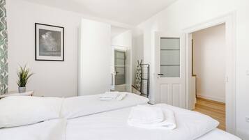 2 bedrooms, travel cot, free WiFi, bed sheets