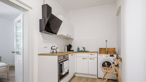 Kaffetrakter/tekoker, kjøleskap, ovn og kokeplater
