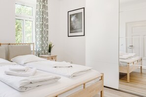 2 bedrooms, travel cot, free WiFi, bed sheets
