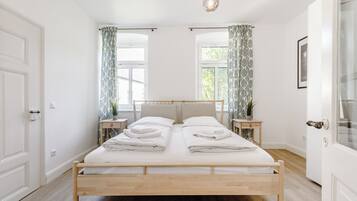 2 bedrooms, travel crib, free WiFi, bed sheets