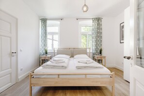 2 bedrooms, travel cot, free WiFi, bed sheets