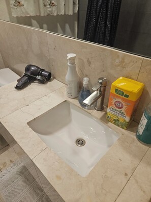 Haartrockner, Handtücher, Toilettenpapier