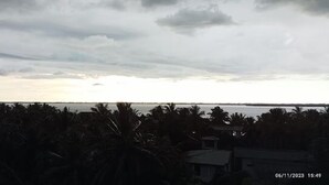 Une vue sur la côte, avec un bâtiment sur la gauche et une étendue d’eau au loin.