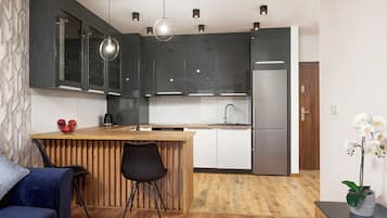 Superior-Apartment, Balkon, Blick auf den Innenhof | Eigene Küche | Großer Kühlschrank, Ofen, Herdplatte, Geschirrspüler