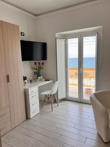 COMFORTABLE SEAFRONT HOLIDAY HOUSE A FEW STEPS FROM THE CENTER (Amantea)