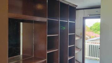 1 bedroom, bed sheets