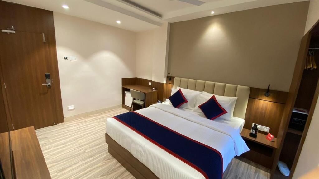 Premium bedding, in-room safe, blackout curtains