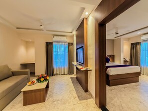 スイート | 高級寝具、セーフティボックス (室内)、遮光カーテン、アイロン / アイロン台