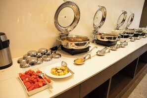 Tägliches Frühstücksbuffet gegen Gebühr