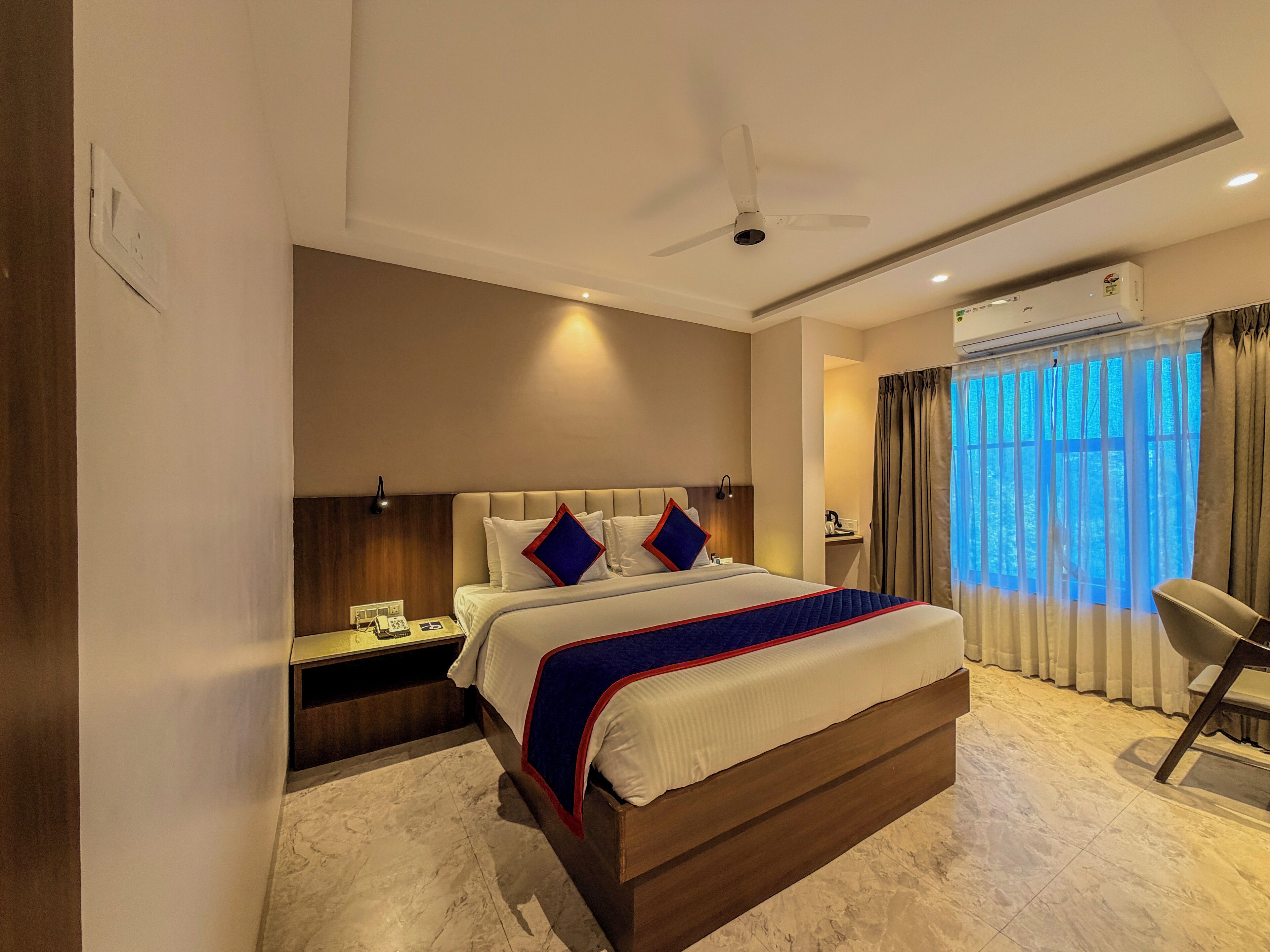 Suite | Sengetøy av topp kvalitet, safe på rommet og blendingsgardiner