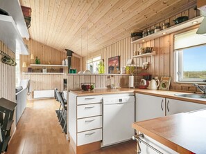 Een koelkast, een magnetron, een oven, een vaatwasser