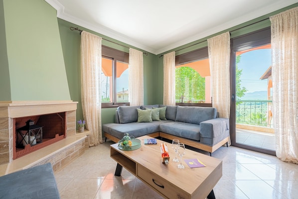 TV, fireplace - Genuine local lifestyle in a small peaceful village, all year round. (Βατοπέδι)