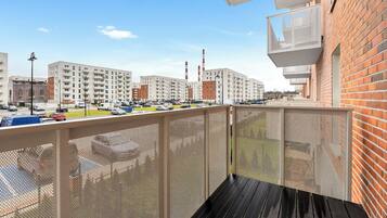 Căn hộ tiện nghi đơn giản, ban công, quang cảnh sân vườn | Quang cảnh từ phòng