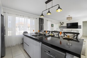 3 bedrooms - Beautiful 3br4ba Amazing Location w Private Pool (Noord)