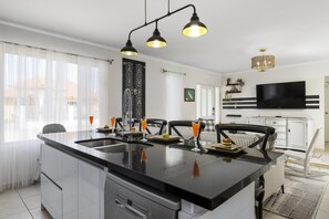 3 bedrooms - Beautiful 3br4ba Amazing Location w Private Pool (Noord)