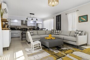 3 bedrooms - Beautiful 3br4ba Amazing Location w Private Pool (Noord)