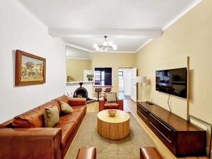 Smart TV, fireplace, books, offices - Sea Point Sanctuary a stone throw away from international beaches (Cape Town)