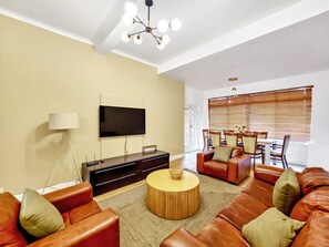 Smart TV, fireplace, books, offices - Sea Point Sanctuary a stone throw away from international beaches (Cape Town)