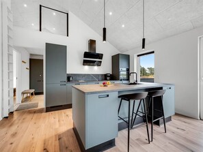 Kühlschrank, Mikrowelle, Geschirrspüler, Kochgeschirr/Geschirr/Besteck